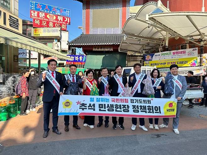 경기도의회 국민의힘 대표단이 22일 수원 전통시장을 방문했다.ⓒ경기도의회 제공