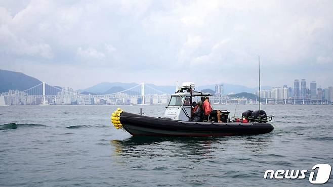 국방부 유해발굴감식단은 미 국방부 전쟁포로·실종자 확인국(DPAA)과 함께 지난 7일부터 부산 해운대 일대에서 ‘’한미 유해 발굴 공동 수중조사‘’를 하고 있다고 22일 밝혔다.

이번 조사는 해운대 일대 연안 약 해역을 수중탐지 장비로 탐색한 뒤 잠수사와 원격조종 탐지기를 투입해 해저면의 전투기 잔해 등을 추가 확인하는 방식으로 오는 27일까지 진행된다. 

사진은 한미 공동 수중조사팀이 고속단정에 탑승해 사이트 스캔 소나(SSS)와 지자기 센서를 예인해 광안리 인근 해역을 조사하는 모습. (국방부 제공) 2023.9.22/뉴스1