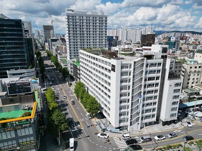 전일빌딩245(옛 전일빌딩)가 역사의 상징으로 남아 있는 광주 금남로 일대. 내달 8일 이곳에서는 시민들이 대규모로 참여하는 '광주 추억의 충장축제' 거리 퍼레이드가 펼쳐질 예정이다. 광주광역시 제공