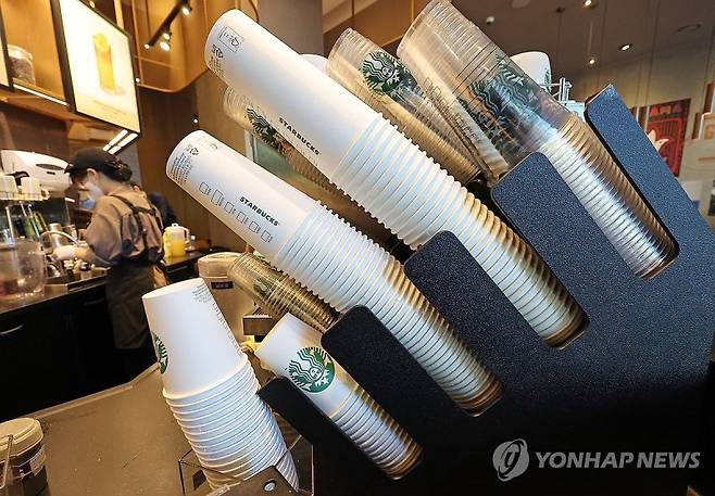2025년부터 서울서 일회용 컵 쓰면 보증금 300원 (서울=연합뉴스) 류영석 기자 = 서울시가 '일회용 플라스틱 감축 종합대책'을 발표한 가운데 7일 서울의 한 프랜차이즈 카페에 포장용 일회용 컵이 쌓여 있다. 서울시에 따르면 오는 2025년부터 일회용 컵 보증금제를 도입해 커피전문점 등에서 일회용 컵을 쓰면 보증금 300원을 부과하고 한강공원에서는 일회용 배달용기 반입이 단계적으로 금지된다./연합뉴