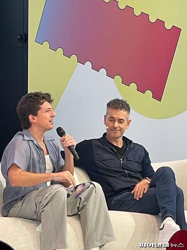 유명 아티스트인 찰리 푸스(왼쪽)와 로버트 킨슬 워너뮤직 최고경영자(CEO)가 21일(현지시간) 미국 뉴욕 맨해튼에서 열린 ‘메이드 온 유튜브’ 행사에 참석해 ‘음악 AI 인큐베이터’에 대한 견해를 나누고 있다. 사진=김미희 기자