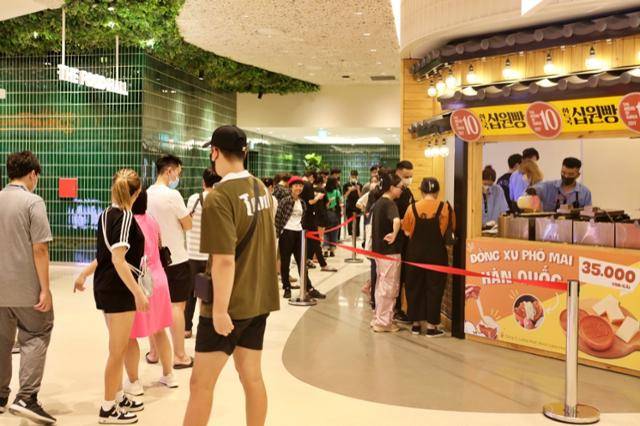 롯데몰 웨스트레이크 하노이 3층 푸드코너에서 십원빵 가게에 줄이 늘어서 있다. 롯데쇼핑 제공