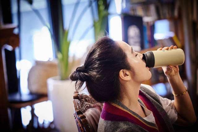 그는 “배우는 결국 준비하는 일”이라고 표현했다. “일을 하기로 하고도, 일이 없을 때도 준비한다. 배우는 배우를 하기로 한 순간부터 평생 준비해야 하는 직업”이라는 것이다. ⓒ강영호 사진작가