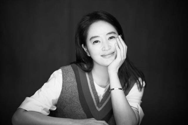 스튜디오엔 브람스의 교향곡 3번 3악장이 흐르고 있었다. 다양한 표정을 지으며 촬영에 몰두하던 그의 눈에서 갑자기 주르륵 눈물이 떨어졌다. 어떤 경험과 음악이 뒤섞여 눈물이 됐을 테다. 사진 속 눈동자가 촉촉한 이유다. ⓒ강영호 사진작가