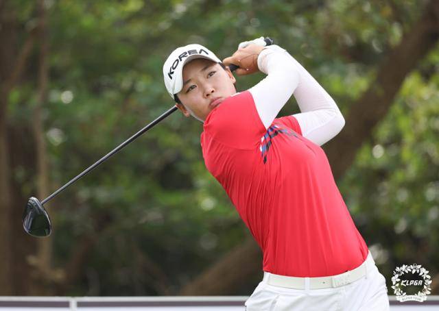 항저우 아시안게임 여자골프 국가대표 김민솔이 17일 인천 클럽72에서 열린 OK금융그룹 읏맨 오픈 최종라운드에서 2번홀 티샷을 하고 있다. KLPGA 제공