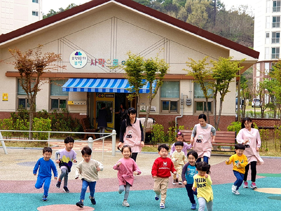 충북오창 5단지 부영 사랑으로 어린이집 원아들이 야외활동에 임하고 있다. [사진=부영그룹]