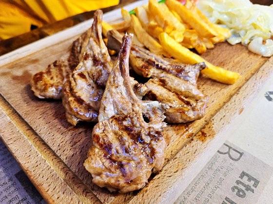 고급 음식으로 통하는 양갈비도 튀르키예에서는 저렴한 가격에 즐길 수 있다.