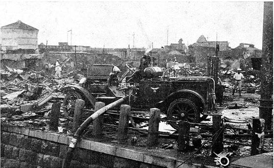 간토 대지진 화재 당시 불에 탄 소방차. 현재의 소방차에 비해 펌프 능력도 작고 호스도 짧다. [자료: Bulletin of the Seismological Society of America]