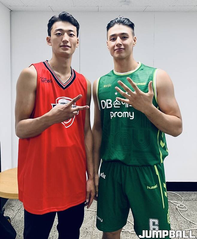 ▲ 건국대에서 4년 동안 동료였던 현대모비스 박상우와 DB 최승빈(사진 오른쪽)