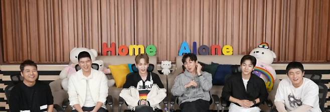 거의 유일하게 남은 여성 멤버 박나래가 건강상 문제로 촬영에 불참한 날, <나 혼자 산다>의 패널은 전원 남성으로 채워졌다. 제작진은 “내무반 같다”는 자막까지 달았다. MBC 제공