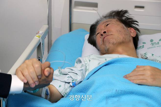 단식 중인 이재명 더불어민주당 대표가 지난 21일 서울 중랑구 녹색병원에서 박광온 원내대표와 만나 대화하고 있다.