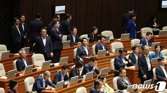 더불어민주당 의원들이 지난 21일 오후 서울 여의도 국회에서 열린 제410회 국회(정기회) 제8차 본회의에서 이재명 대표에 대한 체포동의안이 총투표수 295표, 가 149표, 부 136표, 기권 6표, 무효 4표로 가결되자 아쉬워하고 있다./사진=뉴스1