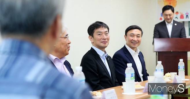 ▲ 상인연합회 발언 경청하는 이복현 금감원장