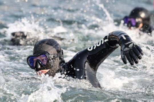 해군특수전전단 해난구조전대(SSU) 심해잠수사가 경남 창원시 진해 군항 일대에서 열린 혹한기 훈련에서 물살을 가르며 헤엄치고 있다. 국방일보 제공