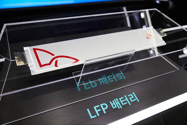 SK온이 지난 3월 공개한 LFP 배터리 시제품. [SK온 제공]