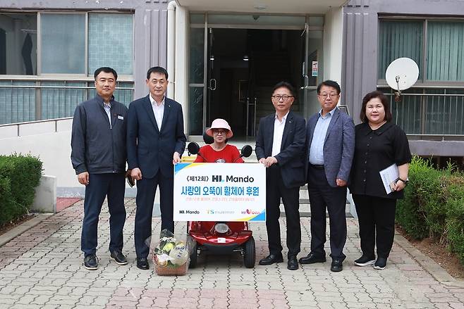 한국교통안전공단은 지난 21일 전국 자동차사고 중증후유장애인 75명을 대상으로 HL만도로부터 전달받은 ‘사랑의 오뚝이 휠체어’ 1억원 상당을 지원했다고 22일 밝혔다. [한국교통안전공단]