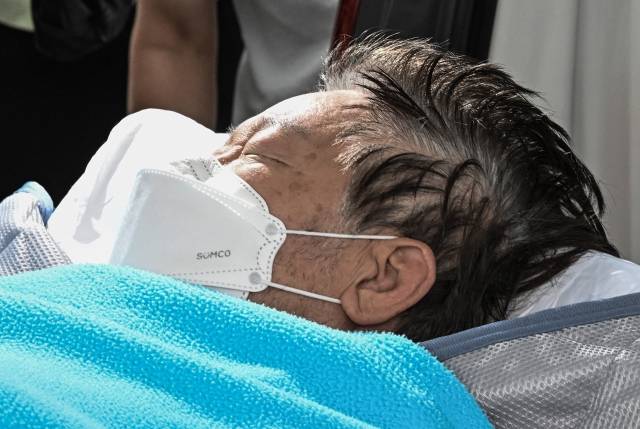 단식 19일째인 18일 오전 이재명 더불어민주당 대표가 건강 악화로 입원했다. 이날 서울 여의도성모병원에서 이 대표가 다른 병원으로 이송되고 있다. 임세준 기자