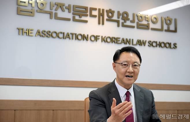 이상경 법학전문대학원협의회 이사장이 14일 오후 서울 중구 법학전문대학원협의회 사무실에서 헤럴드경제와 인터뷰를 하고 있다. 이상섭 기자