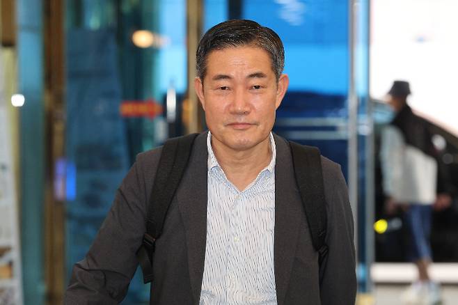 신원식 후보자, 인사청문회 사무실 출근     (서울=연합뉴스) 임화영 기자 = 신원식 국방부 장관 후보자가 19일 오전 서울 용산구 육군회관에 마련된 인사청문회 준비 사무실로 출근하고 있다. 2023.9.19     hwayoung7@yna.co.kr (끝)   연합뉴스