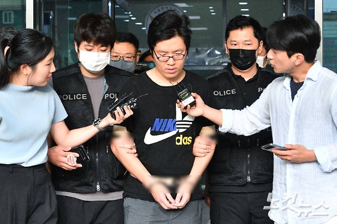 신림동 등산로 성폭행 살인 사건 피의자 최윤종이 25일 오전 서울 관악경찰서에서 검찰로 구속 송치되고 있다. 류영주 기자