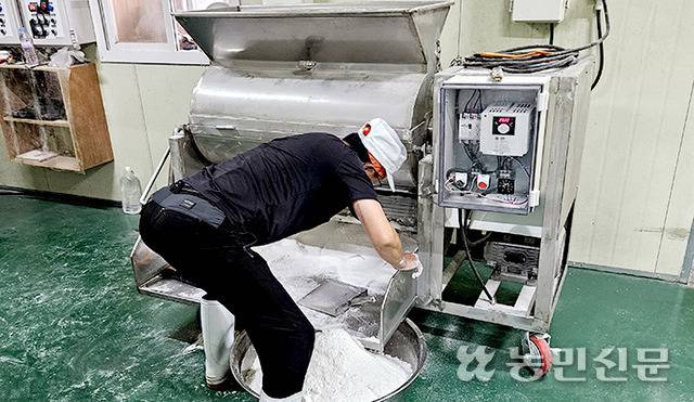 ① 빻은 곡물에 물을 넣고 교반기로 섞는다. 비율은 누룩마다 다르다.