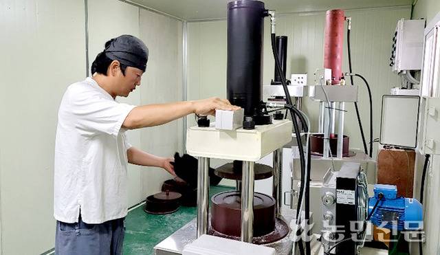 ② 성형기로 누룩 모양을 만든다. 원래는 발로 디뎠던 작업이다.