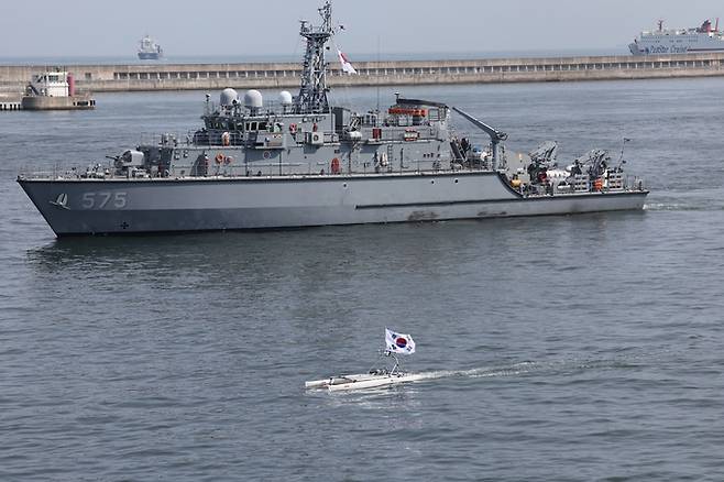 해양 유·무인 복합전투체계 ‘네이비 씨 고스트’(Navy sea Ghost)를 적용한 상륙작전&nbsp;시연에 해군 함정과 무인수상정이 참가하고 있다. 사진 앞은 마린이노텍의 가디언(정찰용 선박), 사진 뒤는 해군 소해함. 세계일보 자료사진