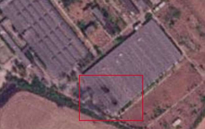 멜리토폴 중심가에서 약 5㎞ 떨어진 ‘아우토콜로릴리트’라는 이름의 공장 부지 모습이 담긴 위성 사진. 미사일 피격으로 보이는 검은색 흔적이 보인다.