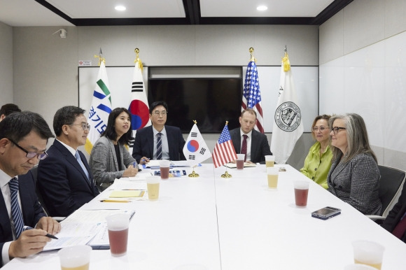 22일 오전 서울 파이낸스센터에서 김동연 경기도지사가 케이티 홉스 애리조나 주지사와 면담을 하고 있다. 경기도 제공