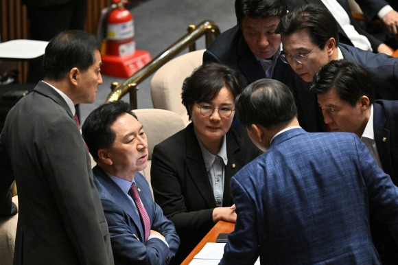 김기현 국민의힘 대표가 21일 서울 여의도 국회에서 열린 본회의에서 이재명 더불어민주당 대표에 대한 체포동의안 개표에서 의원들과 대화를 하고 있다. 2023.9.21 홍윤기 기자