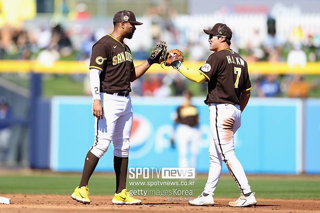 ▲ 잰더 보가츠(왼쪽)와 김하성