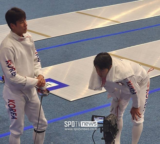 ▲ 펜싱 랭킹라운드 무엇인가 안 풀려 보이는 정진화와 전웅태(오른쪽). ⓒ항저우(중국), 박정현 기자
