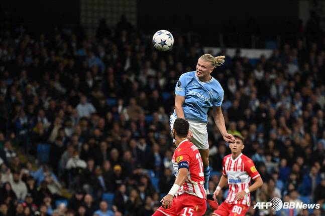 헤더슛을 시도하는 엘링 홀란드(하늘색 유니폼). /AFPBBNews=뉴스1