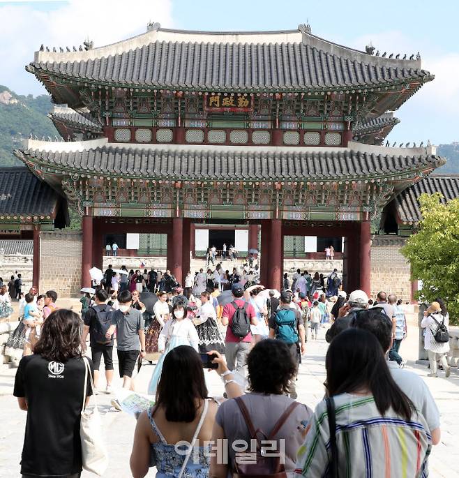 지난해 9월 추석 연휴 마지막날 시민들이 서울 경복궁을 찾아 즐거운 시간을 보내고 있다. (사진=이데일리 방인권 기자)