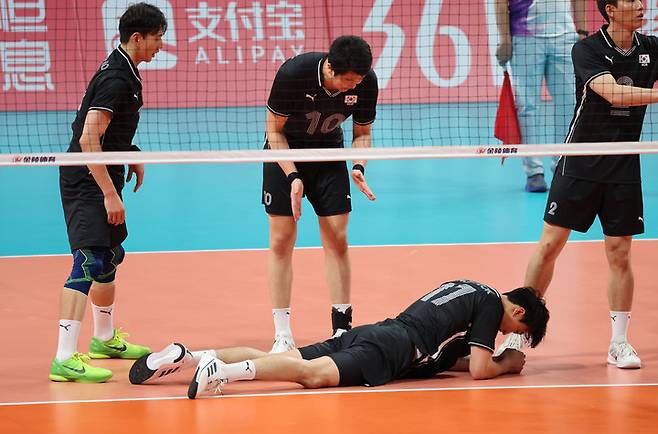 한국 남자배구 대표팀 임동혁이 실점 후 쓰러져 아쉬워하고 있다, 연합뉴스