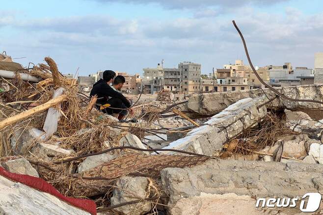 20일(현지시간) 대홍수가 발생한 리비아 데르나에서 돌무더기로 변한 건물이 보인다. 2023.9.21 ⓒ AFP=뉴스1 ⓒ News1 우동명 기자