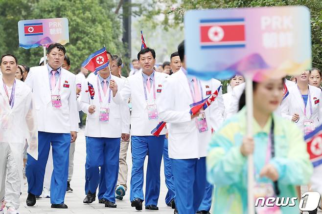 2022 항저우 아시안게임 개막을 하루 앞둔 22일 오전 중국 항저우 아시안게임 선수촌 국기광장에서 열린 입촌식이 끝난 뒤 북한 선수단이 숙소로 돌아가고 있다. 2023.9.22/뉴스1 ⓒ News1 민경석 기자