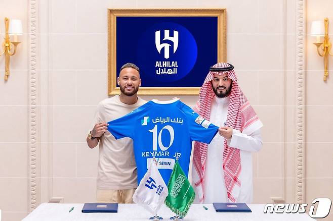 PSG에서 뛰던 네이마르가 15일(현지시간) 사우디아라비아 프로축구 알힐랄로 전격 이적해 파리에서 파하드 빈 나펠 회장과 유니폼을 들고 포즈를 취하고 있다. 2023.8.17 ⓒ AFP=뉴스1 ⓒ News1 우동명 기자
