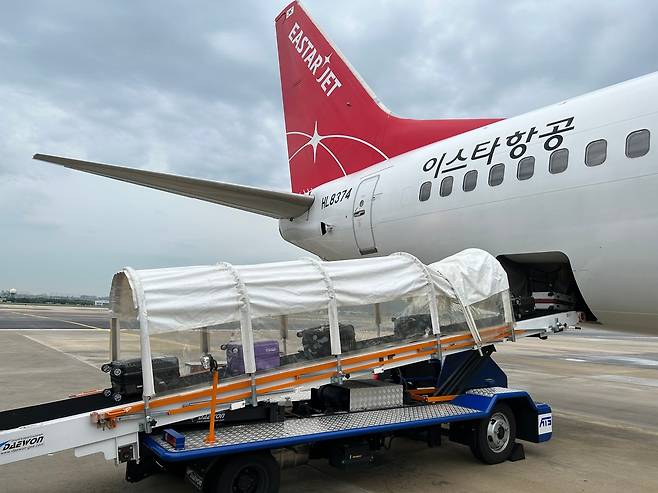 수하물이 항공기에 실리는 모습. (이스타항공 제공)