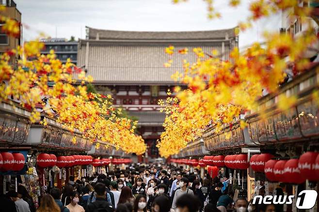 일본 도쿄의 인기 관광지 센소지에 돌아온 관광객들. 2022.10.12 ⓒ AFP=뉴스1 ⓒ News1 권진영 기자