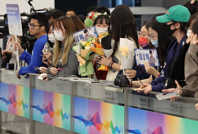 22일 오후 중국 항저우 샤오산 국제공항에서 팬들이 항저우 아시안게임에 출전하는 대한민국 e스포츠 국가대표팀 ‘페이커’ 이상혁의 입국을 기다리고 있다. 사진 | 항저우=연합뉴스