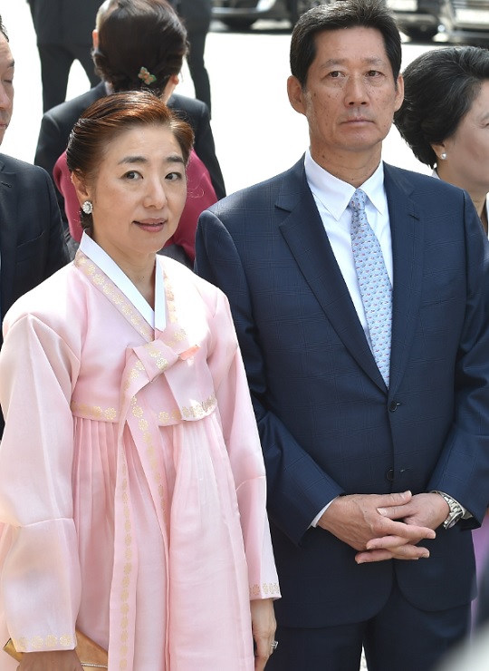 정몽윤(오른쪽) 현대해상 회장 부인 김혜영 씨가 항저우 아시안게임에 국가대표로 출전해 화제를 모으고 있다 /더팩트 DB