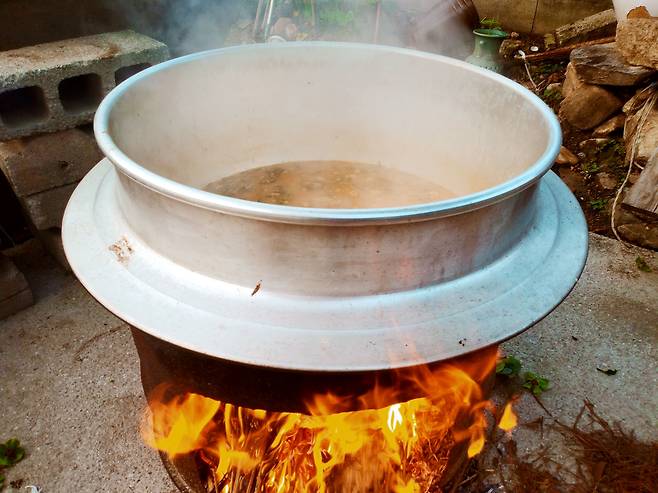 필자의 고향집 앞마당에서 끓고 있는 추어탕. 남원 추어탕은 미꾸라지와 무시래기만으로 맛을 낸다. /양세욱 제공