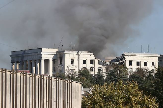 22일 크림 반도 세바스토폴에 있는 러시아 해군 흑해 함대 사령부 건물이 우크라이나의 스톰 섀도우 미사일 공격에 맞아 연기가 치솟고 있다./타스 연합뉴스
