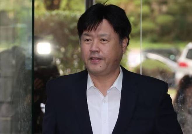 김용 전 민주연구원 부원장이 지난 21일 오전 '불법 대선자금 수수' 관련 속행 공판이 열리는 서울 서초동 서울중앙지법으로 들어서고 있다.ⓒ연합뉴스