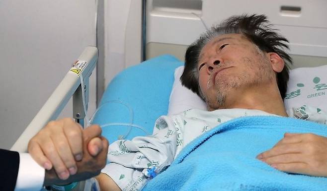 병상에 누워 있는 더불어민주당 이재명 대표.ⓒ연합뉴스