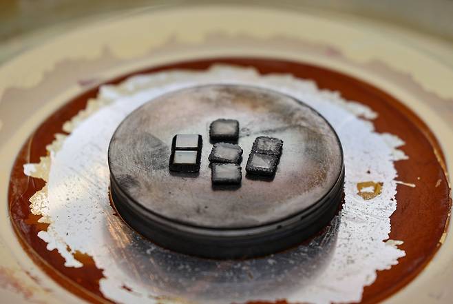 KDT 다이아몬드 실험실에 놓인 CVD리액터의 체임버에서 원석이 자라나고 있다.