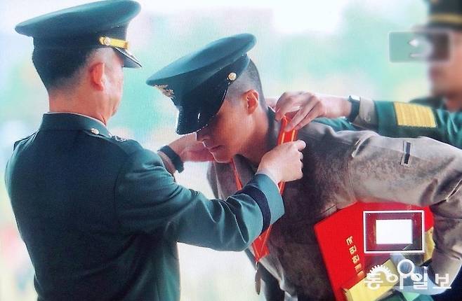 권광진이 해병대 기수 동기 중 1등에 해당하는 ‘무적해병상’을 받는 모습. 권광진 제공