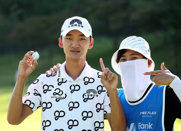 2023년 한국프로골프(KPGA) 코리안투어 iMBank 오픈 대회에 출전한 윤상필 프로의 2라운드 때 홀인원을 기록한 모습이다. 사진제공=KPGA