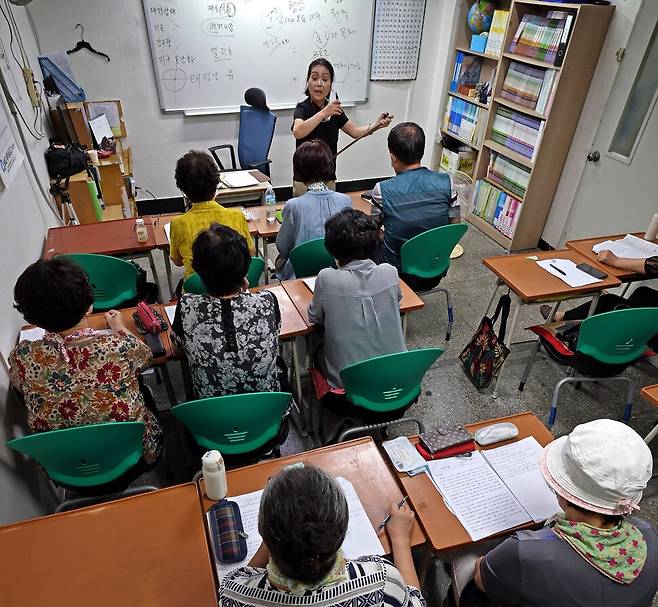 서울 광진구 뚝섬로 동부밑거름학교에서 ‘어르신 학생들’이 김은선 선생님의 ‘한글고급반’ 수업을 듣고 있다. 이정용 선임기자 lee312@hani.co.kr